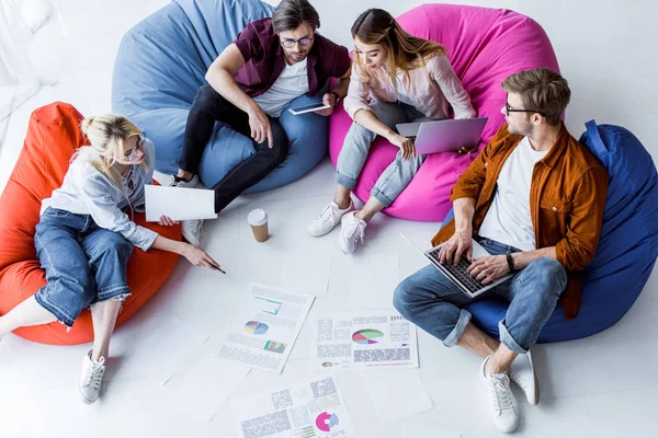 Visão de alto ângulo de colegas multiculturais discutindo projeto de startup no escritório — Fotografia de Stock