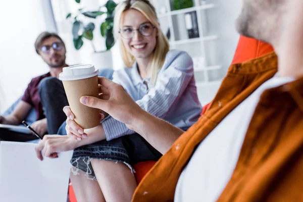 Colegas que trabajan en el proyecto de startup en la oficina y tomando un descanso para el café - foto de stock