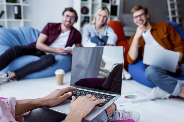 Imagem cortada de colegas que trabalham no projeto de inicialização no escritório com laptop — Fotografia de Stock