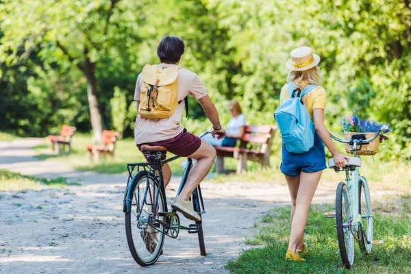 Visão traseira do casal com bicicleta retro no parque no dia de verão — Fotografia de Stock