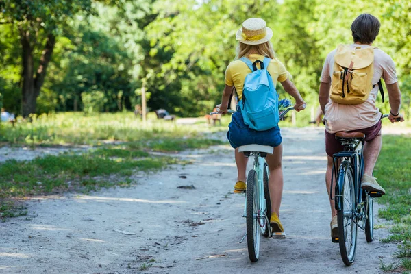 Visão traseira do casal andar de bicicleta retro no parque no dia de verão — Fotografia de Stock