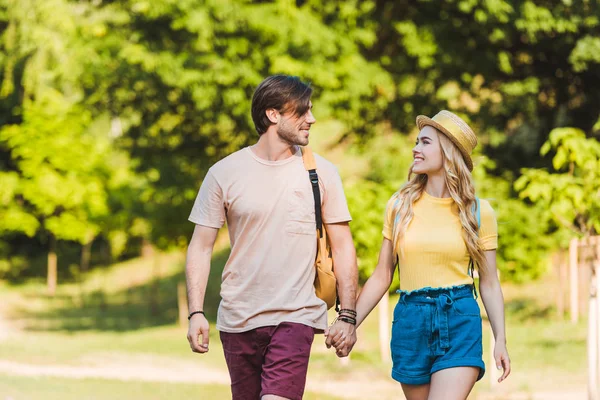 Retrato de casal feliz no amor andando no parque de verão juntos — Stock Photo