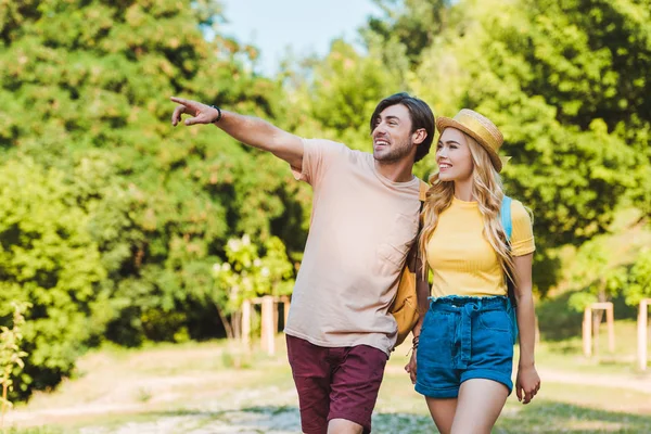 Portrait de couple heureux amoureux marchant ensemble dans le parc d'été — Photo de stock