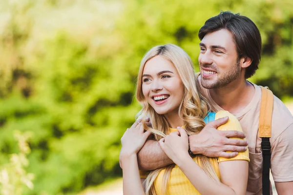 Retrato de pareja feliz enamorada en el parque de verano juntos - foto de stock