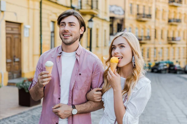 Retrato de jovem casal com sorvete andando na rua no dia de verão — Fotografia de Stock
