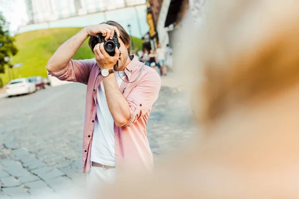 Visão parcial do homem tirar foto da namorada na câmera de fotos na rua — Fotografia de Stock