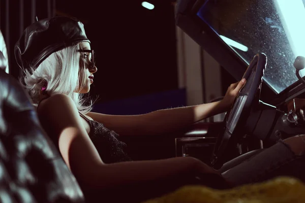 Seitenansicht der schönen jungen blonden Frau in Baskenmütze, die Retro-Auto fährt — Stockfoto