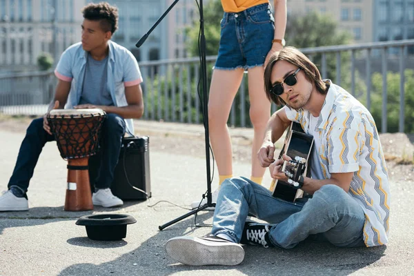 Jovens multirraciais realizando concerto improvisado na rua — Fotografia de Stock