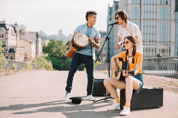 Team junger multiethnischer Freunde, die Spaß haben und in urbaner Umgebung auftreten — Stockfoto