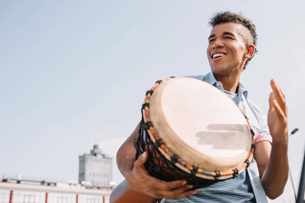 Hipster african american street drummer performing outdoors — Stock Photo