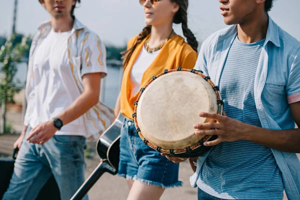 Straßenmusiker gehen und treten auf der sonnigen Stadtstraße auf — Stockfoto