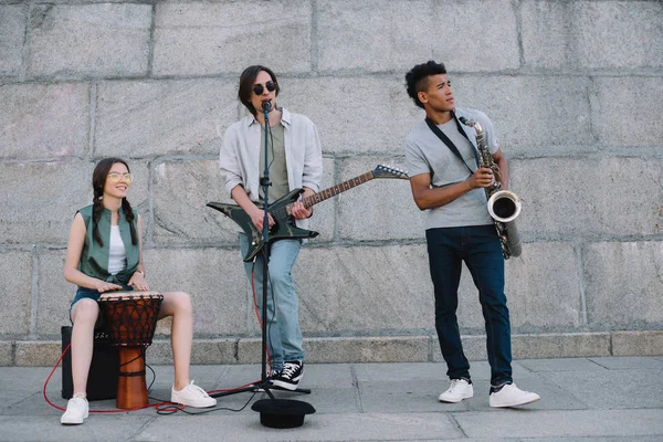 Jovens multirraciais que se apresentam em banda na rua — Fotografia de Stock