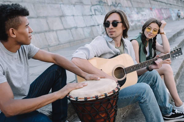 Multiracial young people performing musical concert on street — Stock Photo