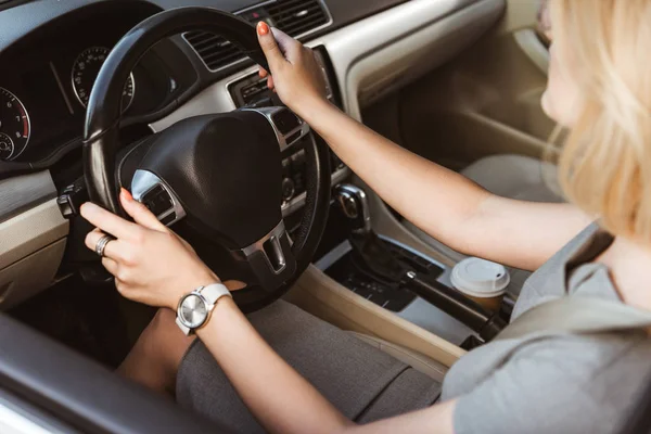 Обрізане зображення бізнес-леді в сірому одязі водіння автомобіля — стокове фото