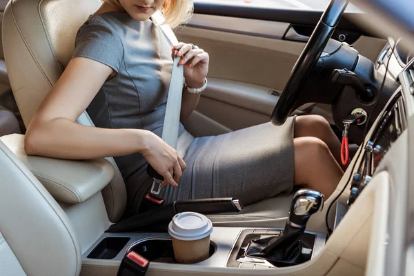 Geschnittenes Bild von Geschäftsfrau, die Sicherheitsgurt im Auto anlegt — Stockfoto