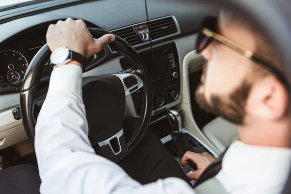 Вибірковий фокус красивого водія в сонцезахисних окулярах за кермом автомобіля — стокове фото
