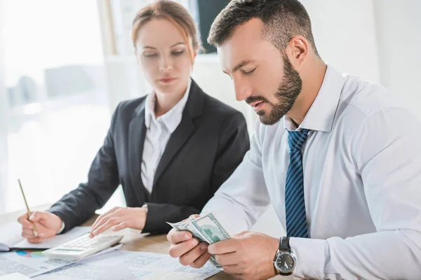 Contabilistas contando notas de dólar no escritório — Fotografia de Stock