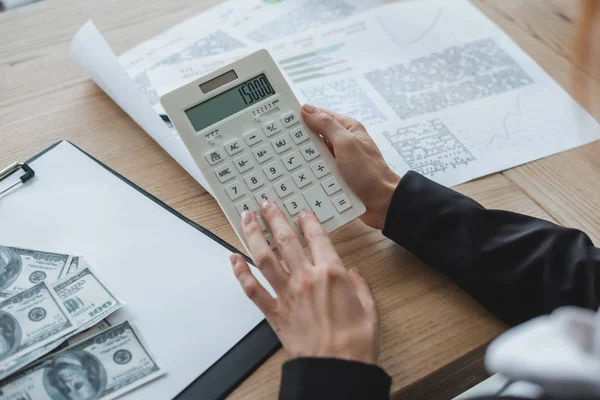 Обітнутого зображення фінансист використання калькулятора в office — стокове фото