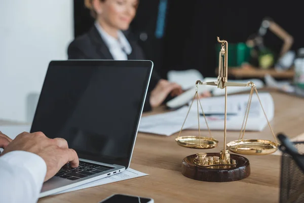 Imagen recortada del financiero que trabaja con el ordenador portátil en la mesa en la oficina - foto de stock