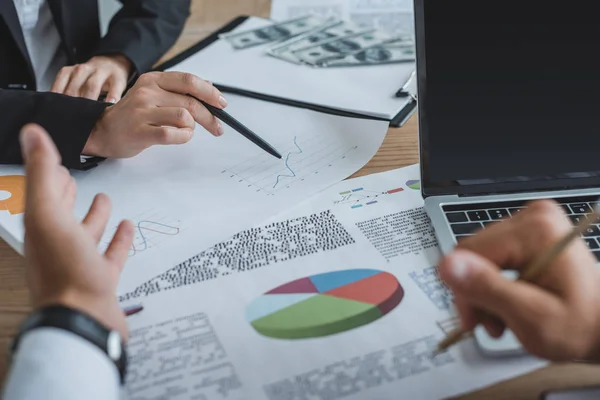 Abgeschnittenes Bild von Buchhaltern, die auf Dokumente am Tisch im Büro zeigen — Stockfoto