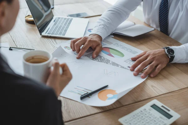 Abgeschnittenes Bild männlicher und weiblicher Finanziers, die mit Dokumenten im Amt arbeiten — Stockfoto