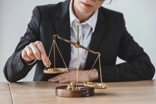 Image recadrée du conseiller d'affaires mettant des poids de précision sur les balances dans le bureau — Photo de stock