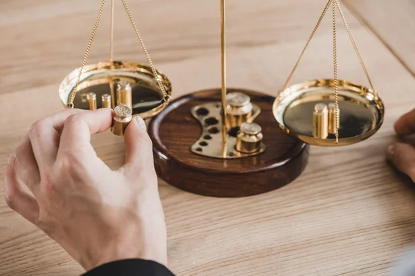 Image recadrée du conseiller d'affaires mettant des poids de précision sur les balances dans le bureau — Photo de stock