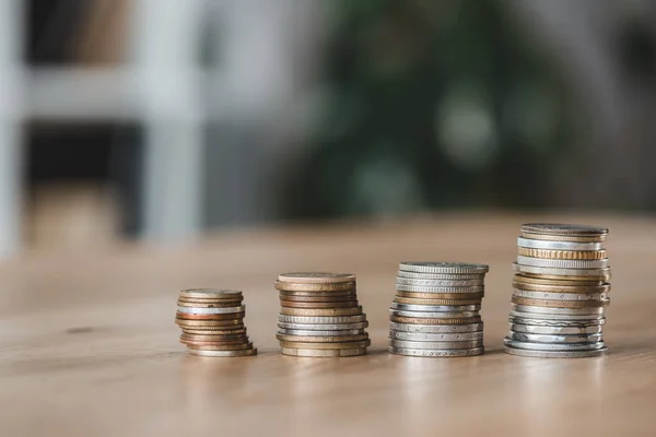 Пачки монет на деревянном столе в финансовой конторе — стоковое фото