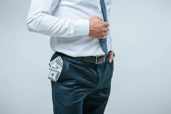 Abgeschnittenes Bild eines Finanziers, der mit Geld in der Tasche isoliert auf grau steht — Stockfoto