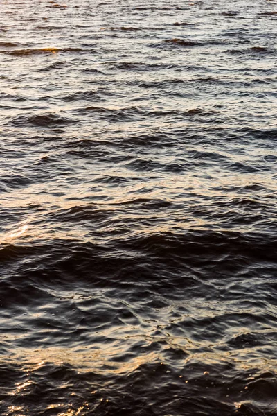 Vista de marco completo de hermoso fondo natural con mar ondulado - foto de stock
