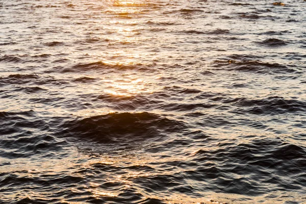 Belo fundo natural com mar ondulado ao pôr do sol — Fotografia de Stock