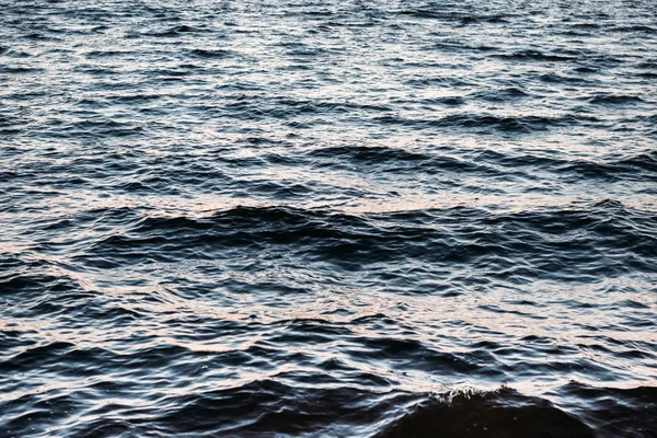 Hermoso fondo natural con mar ondulado - foto de stock