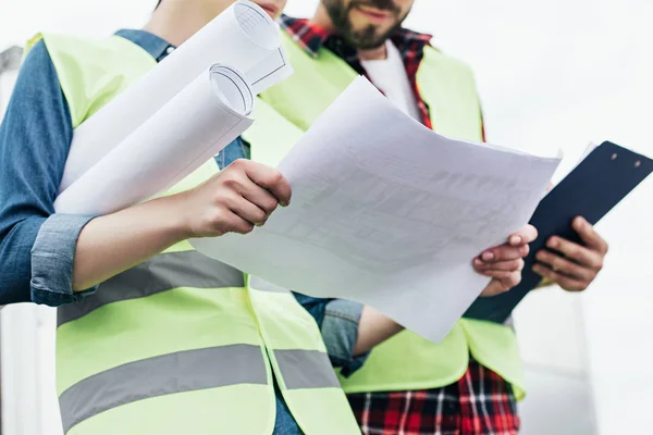 Vista ritagliata di architetti che lavorano con cianografie e appunti — Foto stock