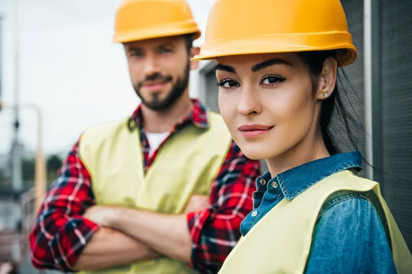 Enfoque selectivo de ingenieros profesionales en cascos - foto de stock