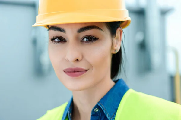 Retrato de bela arquiteta feminina em hardhat amarelo — Fotografia de Stock