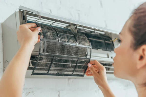 Foco seletivo do trabalhador feminino reparação de ar condicionado — Fotografia de Stock