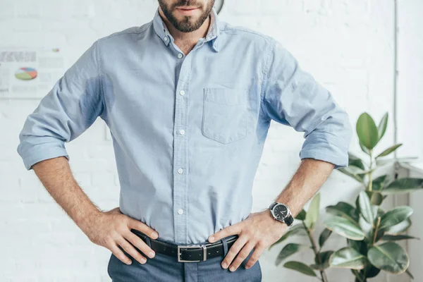 Vista cortada de empresário suado em camisa molhada em pé no escritório — Fotografia de Stock