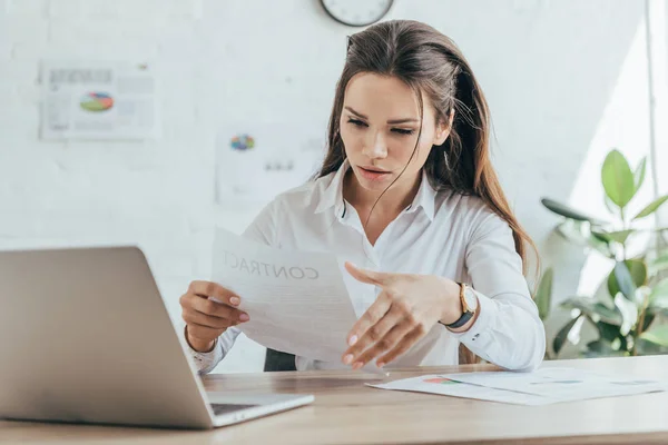 Geschäftsfrau arbeitet in heißem Büro mit Dokumenten und Laptop — Stockfoto