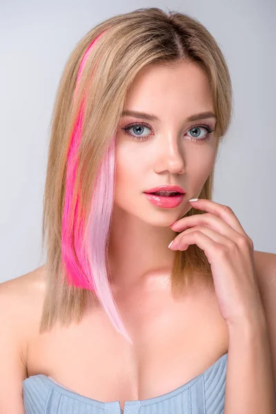 Close-up retrato de bela jovem com fios de cabelo coloridos isolados em cinza — Fotografia de Stock
