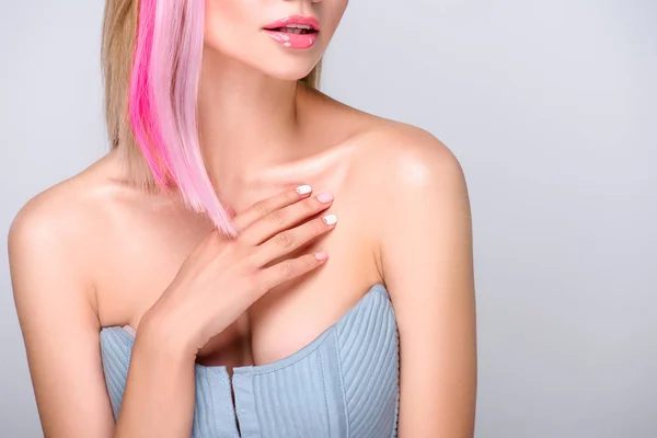 Tiro recortado de mujer joven con hebras de pelo de color aislado en gris - foto de stock