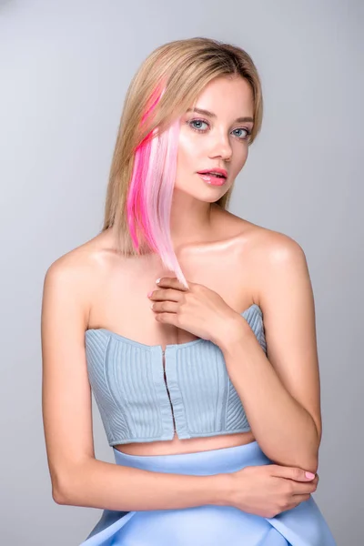 Bela jovem com fios de cabelo coloridos e espartilho elegante isolado em cinza — Fotografia de Stock