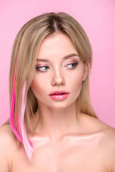Крупним планом портрет красивої молодої жінки з різнокольоровими пасмами волосся ізольовані на рожевому — стокове фото