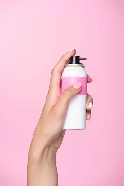 Tiro recortado de mulher com unhas rosa segurando pintura spray para o cabelo isolado em rosa — Fotografia de Stock