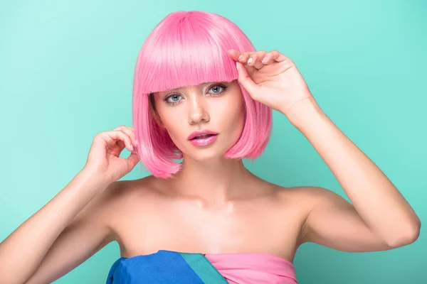 Sinnliche junge Frau mit pinkfarbenem Bob-Schnitt, die isoliert auf Türkis in die Kamera blickt — Stockfoto