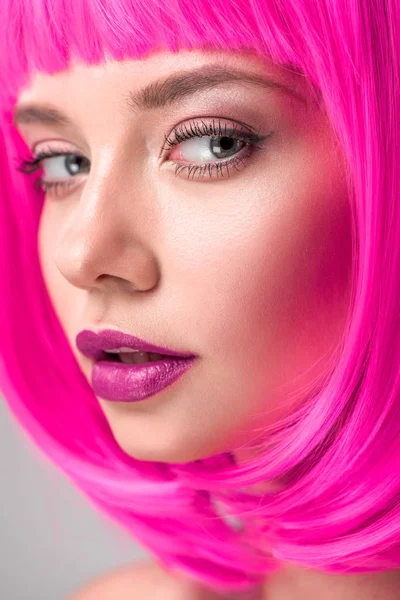 Приваблива молода жінка з рожевим різаним бобом дивиться на камеру — стокове фото