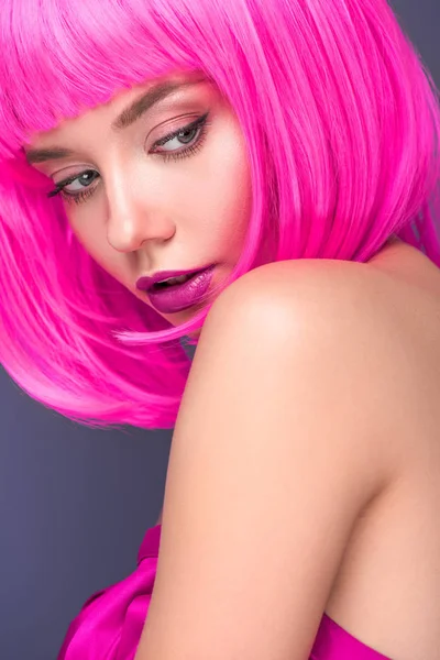 Retrato de cerca de la atractiva mujer joven con corte de color rosa bob aislado en violeta — Stock Photo