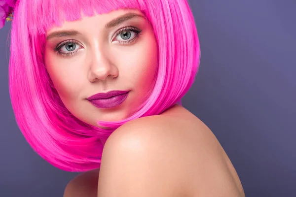 Ritratto ravvicinato di bella giovane donna con taglio a bob rosa guardando la fotocamera isolata su viola — Foto stock