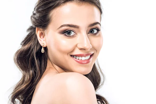 Sourire belle jeune femme avec boucle d'oreille regardant caméra isolée sur blanc — Photo de stock