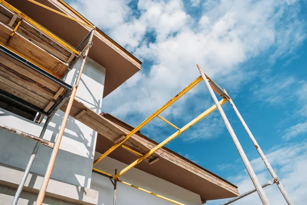 Vue du bas de l'échafaudage du chantier de construction du bâtiment moderne — Photo de stock