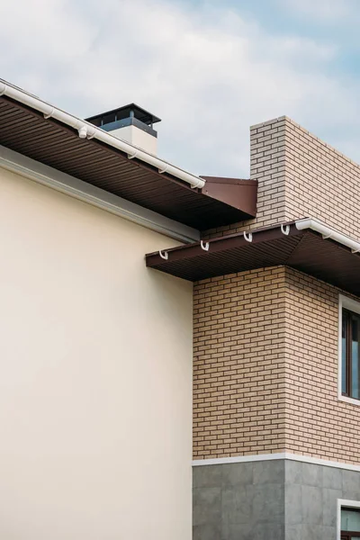 Partial view of freshly constructed building under cloudy sky — Stock Photo